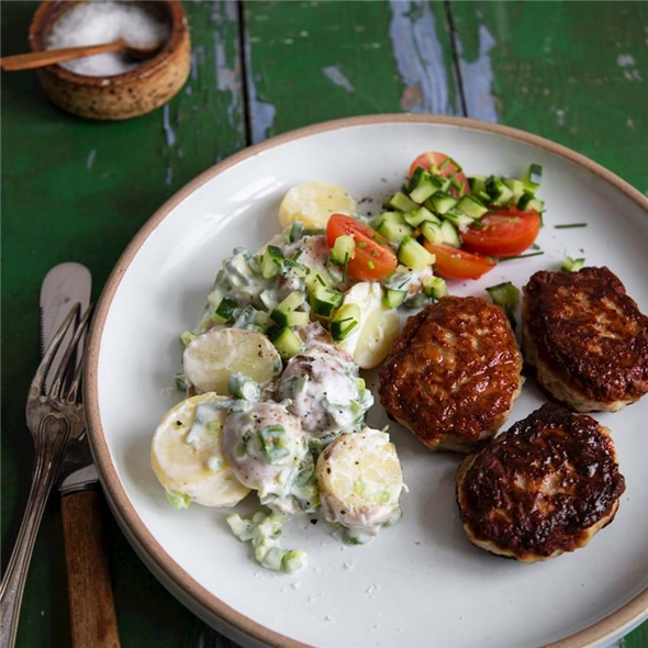 2 hjemmelavede frikadeller med valgfri salat